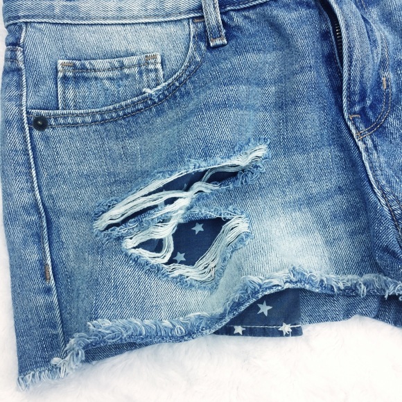 Distressed semi- fitted short jeans size 4 - Picture 7 of 8